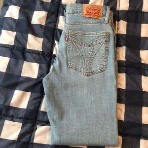 Light wash stretchy Levis with unique pockets